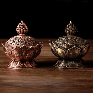 Incensário Flor de Lótus, Sândalo Aromático, Beleza Espiritual, Decoração Zen, Significado da Flor de Lótus, Aromaterapia Elegante, Incensário em Liga de Zinco, Meditação Tranquilizadora, Presente Espiritual, Estética e Significado, Decoração Espiritual, Incenso Relaxante, Flor de Lótus em Três Cores, Ambiente Sereno, Práticas de Bem-Estar, Incenso Aromático, Elegância Decorativa, Renascimento Espiritual, Aura Tranquilizadora, Design Único.