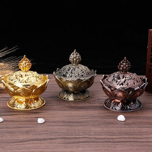 Incensário Flor de Lótus, Sândalo Aromático, Beleza Espiritual, Decoração Zen, Significado da Flor de Lótus, Aromaterapia Elegante, Incensário em Liga de Zinco, Meditação Tranquilizadora, Presente Espiritual, Estética e Significado, Decoração Espiritual, Incenso Relaxante, Flor de Lótus em Três Cores, Ambiente Sereno, Práticas de Bem-Estar, Incenso Aromático, Elegância Decorativa, Renascimento Espiritual, Aura Tranquilizadora, Design Único.