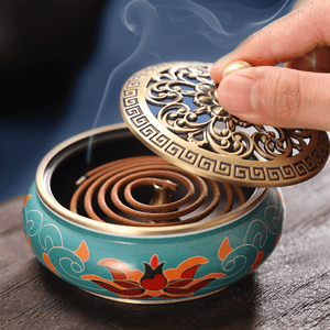 Incensário Sândalo da Purificação, Ritual de Incenso, Energias Renovadas, Aromaterapia em Casa, Prática Ancestral, Meditação e Relaxamento, Fragrância Terapêutica, Porta Incenso Exclusivo, Purificação do Ambiente, Sândalo Sagrado, Experiência Sensorial, Bem-estar Doméstico, Aromas Naturais, Equilíbrio Espiritual, Decoração Zen, Momentos de Tranquilidade, Ambiente Revitalizado, Essência de Purificação, Efeito Calmante, Conexão com a Natureza.