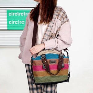 boho, bolsa boêmia, estilo colorido, acessório vibrante, moda étnica, bolsa artesanal, design boho-chic, cores alegres, detalhes artesanais, bolsa única, expressão criativa, moda boêmia, estilo livre, acessório boho, bolsa exuberante, estilo eclético, toque vibrante, moda autêntica, expressão pessoal, detalhes únicos