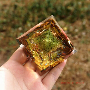 Pirâmide Orgonite, Árvore da Vida, Energia Positiva, Transmutação Energética, Olho de Tigre, Obsidiana Verde, Proteção Energética, Terapia Holística, Equilíbrio Mental e Emocional, Arte Energética, Orgonite Artesanal, Joia Terapêutica, Purificação Ambiental, Cura Natural, Harmonia Espiritual, Presente Holístico, Proteção contra Energia Negativa, Energia da Natureza, Renovação Espiritual, Peça Única e Artesanal