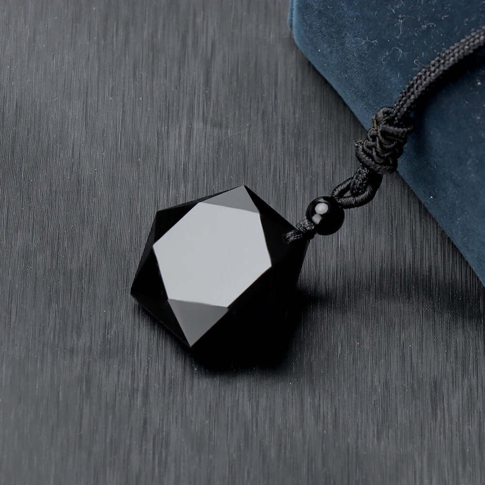 Obsidiana Negra, Colar Hexagonal, Proteção Energética, Amuleto Místico, Jóia Artesanal, Acessório Esotérico, Elegância Protetora, Energia Positiva, Pedra Natural, Barreira contra Inveja, Estilo Hexágono, Escudo Energético, Beleza Hipnotizante, Verdade Revelada, Amuleto contra Energias Negativas, Obsidiana Negra Artesanal, Colar de Proteção, Pureza e Renovação, Design Único, Efeito Hexagonal, Acessório Terapêutico.