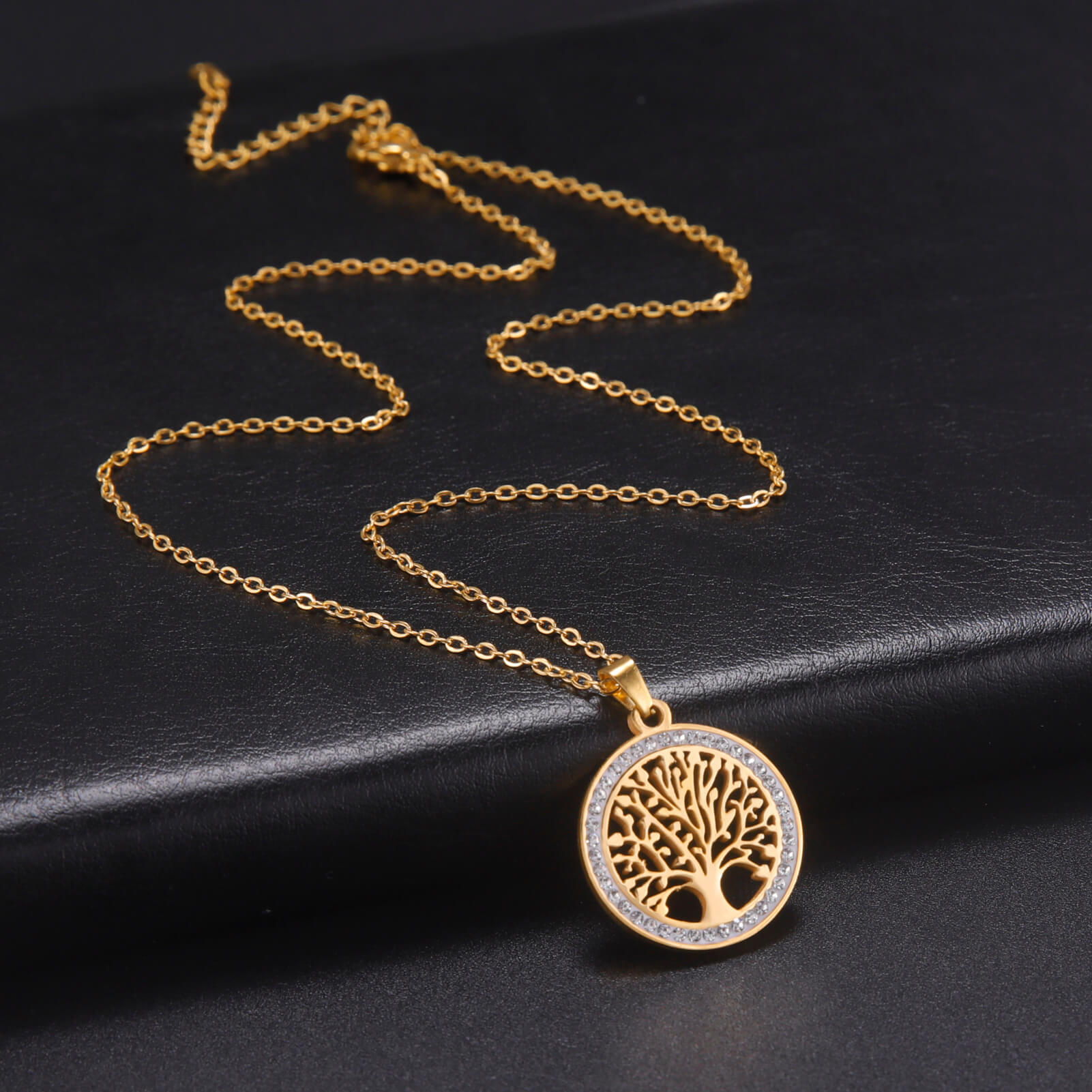 Colar Árvore da Vida, Joia de Aço Inoxidável, Harmonia Natural, Símbolo de Equilíbrio, Acessório Dourado e Prateado, Colar de 50 cm, Conexão com a Vida, Beleza Duradoura, Elegância em Aço, Estilo Árvore da Vida, Joia Significativa, Celebre o Crescimento, Peça Única de Aço, Energia Positiva, Acessório Versátil, Presente com Significado, Design Exclusivo, Brilho Duradouro, Inspiração Natural, Elegância em Cada Detalhe.