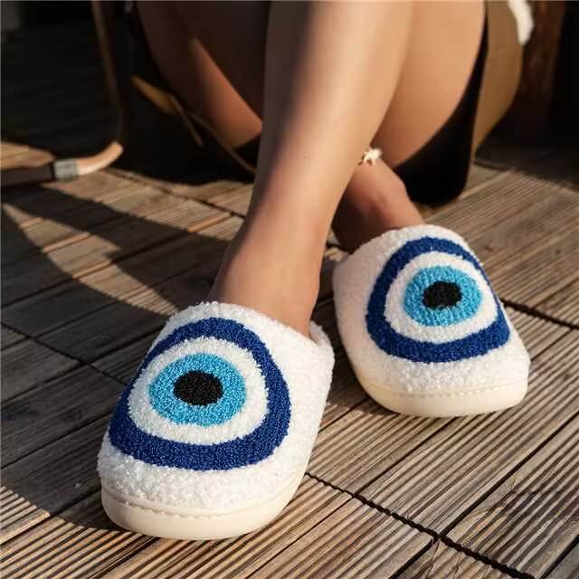 Pantufa Olho Grego, Contra Mau Olhado, Antiderrapante, Proteção para os Pés, Estampa Durável, Design de Desenhos Animados, Sola de Silicone, Tamanho Único, Palmilha Especial, Faixa de Cabeça de Seda, Resina PU de Alta Qualidade, Moda e Conforto, Proteção Energética, Calçado Exclusivo, Estilo Único, Pantufa Unissex, Presente Original, Calçado Terapêutico, Presente de Proteção, Acessório Estiloso.
