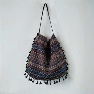 Bolsa de Franjas, Harmonia Hippie, Acessório Boho, Estilo Casual, Bolsa Feminina, Moda Hippie, Design Único, Algodão de Qualidade, Bolsa de Ombro, Tendência Boho, Estilo Hippie Chic, Franjas Elegantes, Praticidade com Estilo, Bolsa Saco, Presente Exclusivo, Moda Artesanal, Bolsa Versátil, Charme Hippie, Detalhes Diferenciados, Bolsa Boho Feminina.