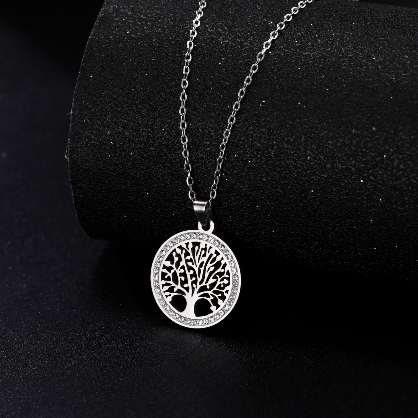 Colar Árvore da Vida, Joia de Aço Inoxidável, Harmonia Natural, Símbolo de Equilíbrio, Acessório Dourado e Prateado, Colar de 50 cm, Conexão com a Vida, Beleza Duradoura, Elegância em Aço, Estilo Árvore da Vida, Joia Significativa, Celebre o Crescimento, Peça Única de Aço, Energia Positiva, Acessório Versátil, Presente com Significado, Design Exclusivo, Brilho Duradouro, Inspiração Natural, Elegância em Cada Detalhe.