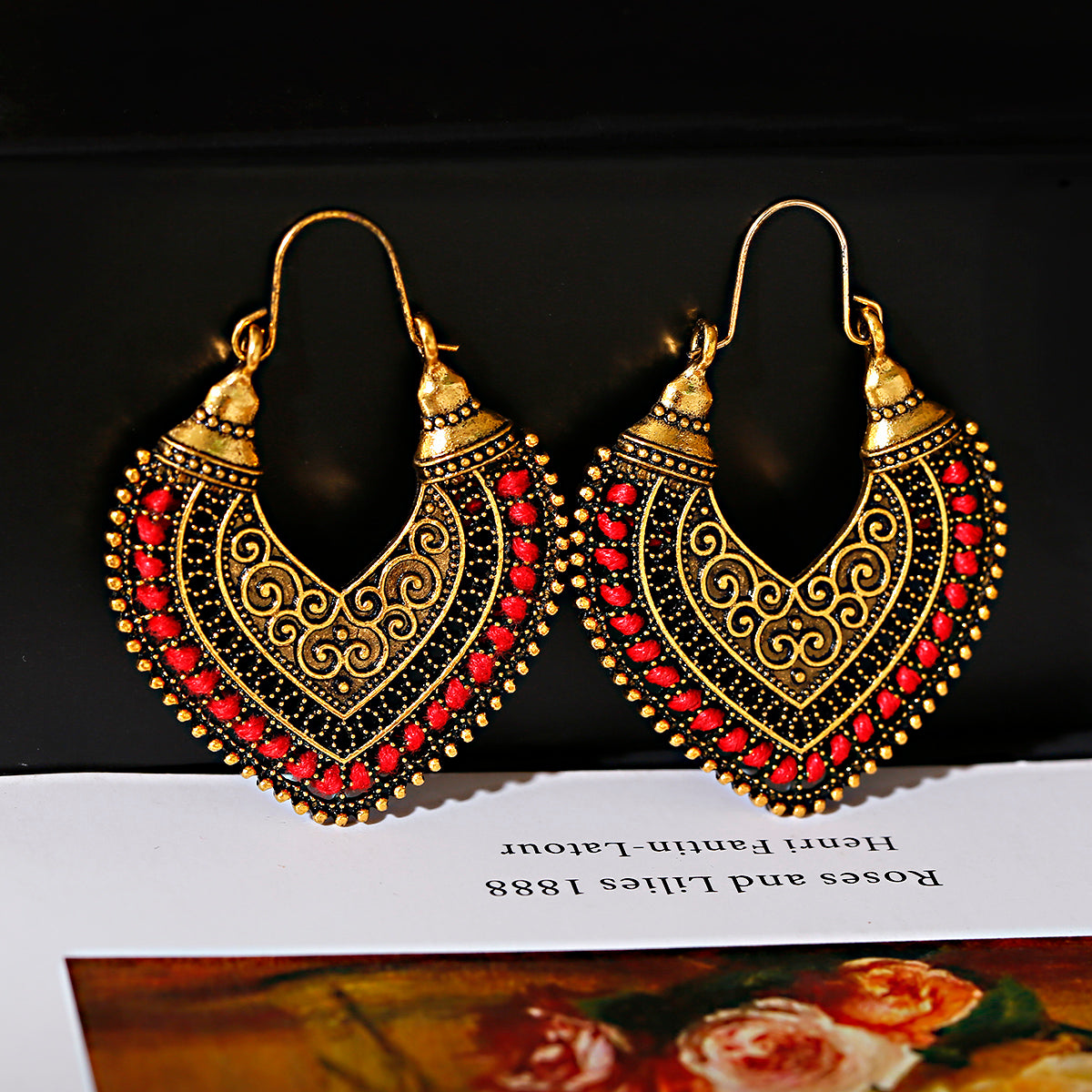 Brinco feminino estilo boêmio, dourado com pedras, acessório elegante e artesanal