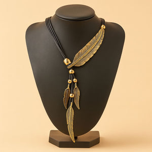 Colar de penas estilo boêmio que representa ascensão espiritual, purificação de energias e expressão autêntica