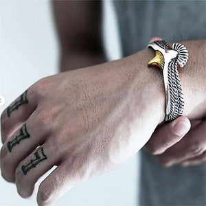 Pulseira Águia, Joia Águia Vigilante, Pulseira Aço Inoxidável, Moda com Significado, Acessório de Estilo, Design Intricado Águia, Pulseira Banhada a Prata, Elegância Audaciosa, Coragem em Joias, Pulseira Exclusiva, Liberdade e Estilo, Presente com Significado, Águia Majestosa, Joia Atemporal, Pulseira Personalizada, Símbolo de Poder, Estilo Versátil, Arte em Aço, Detalhes Ousados, Inspirado na Natureza.
