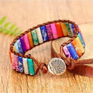 Um Bracelete Alinhamento dos 7 chakras de pedras Naturais é uma peça de que apresenta pedras naturais coloridas, representando cada um dos sete principais chakras do corpo humano. A pulseira ajuda a equilibrar e alinhar a energia dos chakras, resultando em benefícios físicos, emocionais e espirituais para quem a usa. Compre já a sua e receba gratuitamente em sua casa parcelando em até 12x.