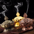 Incensário Flor de Lótus, Sândalo Aromático, Beleza Espiritual, Decoração Zen, Significado da Flor de Lótus, Aromaterapia Elegante, Incensário em Liga de Zinco, Meditação Tranquilizadora, Presente Espiritual, Estética e Significado, Decoração Espiritual, Incenso Relaxante, Flor de Lótus em Três Cores, Ambiente Sereno, Práticas de Bem-Estar, Incenso Aromático, Elegância Decorativa, Renascimento Espiritual, Aura Tranquilizadora, Design Único.