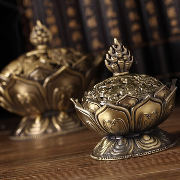 Incensário Flor de Lótus, Sândalo Aromático, Beleza Espiritual, Decoração Zen, Significado da Flor de Lótus, Aromaterapia Elegante, Incensário em Liga de Zinco, Meditação Tranquilizadora, Presente Espiritual, Estética e Significado, Decoração Espiritual, Incenso Relaxante, Flor de Lótus em Três Cores, Ambiente Sereno, Práticas de Bem-Estar, Incenso Aromático, Elegância Decorativa, Renascimento Espiritual, Aura Tranquilizadora, Design Único.