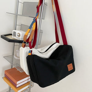 Bolsa Harmonia Cromática, Bolsa Transversal, Estilo e Praticidade, Bolsa Compacta, Design Slim, Alça Ajustável, Versatilidade, Lona Durável, Moda Diária, Conforto Elegante, Organização Moderna, Pertences Seguros, Visual Contemporâneo, Bolsa para Todas as Ocasiões, Estilo de Vida Agitado, Companheira Versátil, Moda Atual, Tendência Urbana, Acessório Essencial, Bolsa de Qualidade.