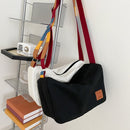 Bolsa Harmonia Cromática, Bolsa Transversal, Estilo e Praticidade, Bolsa Compacta, Design Slim, Alça Ajustável, Versatilidade, Lona Durável, Moda Diária, Conforto Elegante, Organização Moderna, Pertences Seguros, Visual Contemporâneo, Bolsa para Todas as Ocasiões, Estilo de Vida Agitado, Companheira Versátil, Moda Atual, Tendência Urbana, Acessório Essencial, Bolsa de Qualidade.