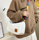 Bolsa Harmonia Cromática, Bolsa Transversal, Estilo e Praticidade, Bolsa Compacta, Design Slim, Alça Ajustável, Versatilidade, Lona Durável, Moda Diária, Conforto Elegante, Organização Moderna, Pertences Seguros, Visual Contemporâneo, Bolsa para Todas as Ocasiões, Estilo de Vida Agitado, Companheira Versátil, Moda Atual, Tendência Urbana, Acessório Essencial, Bolsa de Qualidade.