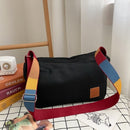 Bolsa Harmonia Cromática, Bolsa Transversal, Estilo e Praticidade, Bolsa Compacta, Design Slim, Alça Ajustável, Versatilidade, Lona Durável, Moda Diária, Conforto Elegante, Organização Moderna, Pertences Seguros, Visual Contemporâneo, Bolsa para Todas as Ocasiões, Estilo de Vida Agitado, Companheira Versátil, Moda Atual, Tendência Urbana, Acessório Essencial, Bolsa de Qualidade.