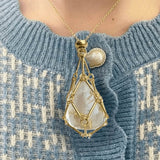 Colar de Pedras Naturais, Personalizável, Troca Mística, Cristais de Cura, Energia Positiva, Jóia Espiritual, Estilo Versátil, Pedras Interchangeáveis, Beleza Natural, Acessório Terapêutico, Bem-Estar Diário, Energização Espiritual, Moda Consciente, Elegância Holística, Toque Pessoal, Design Exclusivo, Presente Inspirador, Amuletismo Moderno, Personalização Energética, Equilíbrio Interior.