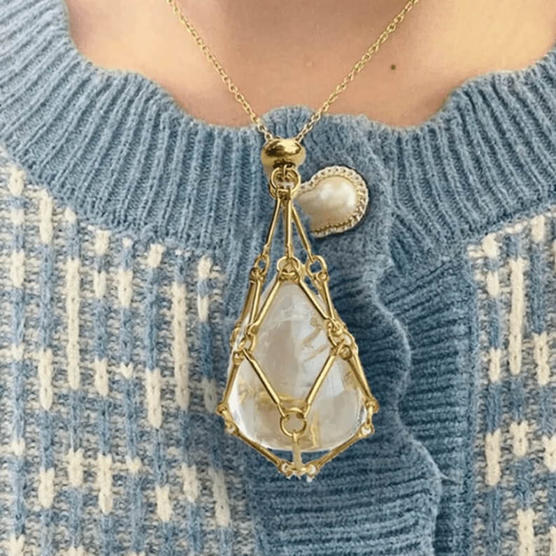 Colar de Pedras Naturais, Personalizável, Troca Mística, Cristais de Cura, Energia Positiva, Jóia Espiritual, Estilo Versátil, Pedras Interchangeáveis, Beleza Natural, Acessório Terapêutico, Bem-Estar Diário, Energização Espiritual, Moda Consciente, Elegância Holística, Toque Pessoal, Design Exclusivo, Presente Inspirador, Amuletismo Moderno, Personalização Energética, Equilíbrio Interior.