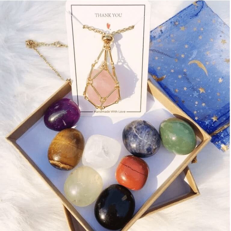 Colar de Pedras Naturais, Personalizável, Troca Mística, Cristais de Cura, Energia Positiva, Jóia Espiritual, Estilo Versátil, Pedras Interchangeáveis, Beleza Natural, Acessório Terapêutico, Bem-Estar Diário, Energização Espiritual, Moda Consciente, Elegância Holística, Toque Pessoal, Design Exclusivo, Presente Inspirador, Amuletismo Moderno, Personalização Energética, Equilíbrio Interior.