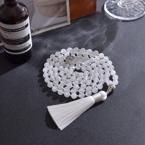 Japamala Jade Branco, 108 Contas de Meditação, Elevação Espiritual, Energia Positiva, Serenidade Interior, Equilíbrio Emocional, Japamala de Sorte, Pedras Naturais para Meditação, Bem-Estar Espiritual, Joia de Meditação, Energia Tranquilizante, Pureza e Tranquilidade, Equilíbrio Energético, Claridade Mental, Paz Interior, Renovação Espiritual, Japamala Exclusivo, Beleza da Jade Branco, Autenticidade Energética, Presente de Elevação Espiritual.