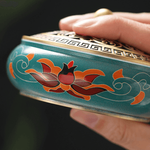 Incensário Sândalo da Purificação, Ritual de Incenso, Energias Renovadas, Aromaterapia em Casa, Prática Ancestral, Meditação e Relaxamento, Fragrância Terapêutica, Porta Incenso Exclusivo, Purificação do Ambiente, Sândalo Sagrado, Experiência Sensorial, Bem-estar Doméstico, Aromas Naturais, Equilíbrio Espiritual, Decoração Zen, Momentos de Tranquilidade, Ambiente Revitalizado, Essência de Purificação, Efeito Calmante, Conexão com a Natureza.