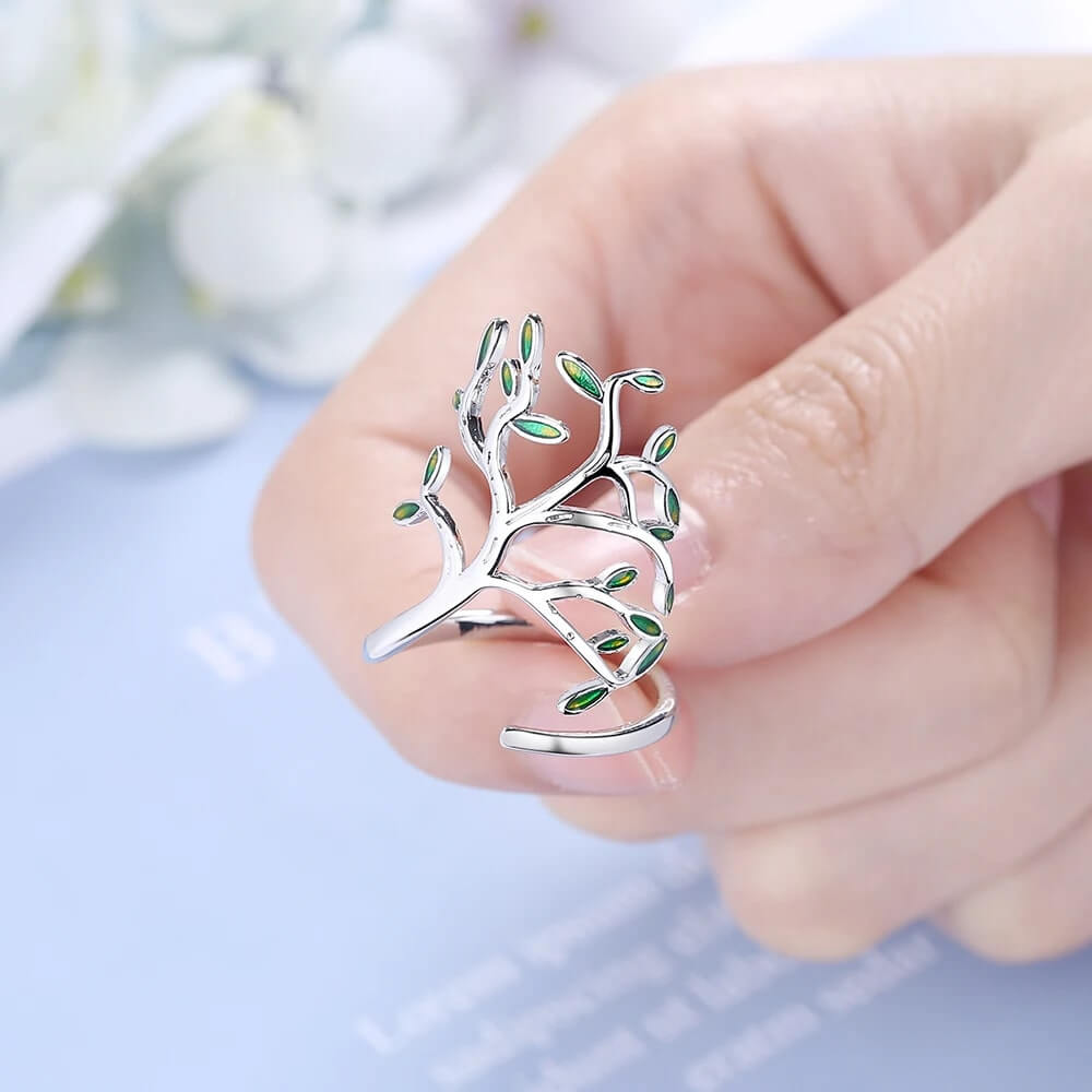  Anel Ajustável Folhas Verdes, Joia em Prata 925, Design Elegante, Anel de Folhas, Acessório Delicado, Beleza Natural, Moda em Prata, Elegância Atemporal, Joia Ajustável, Estilo Versátil, Símbolo da Natureza, Anel Exclusivo, Prata Esterlina de Qualidade, Toque de Frescor, Joia para o Dia a Dia, Presente Encantador, Detalhes em Folhas, Design Único, Anel de Destaque, Estilo Sutil.