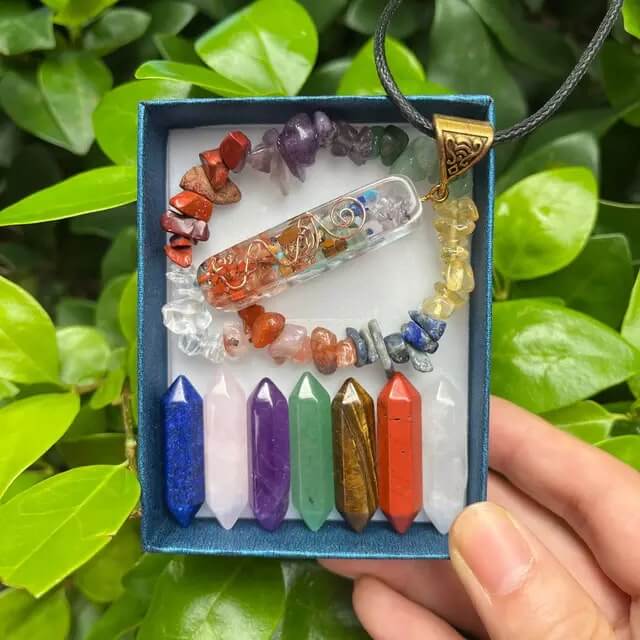 Kit Cura dos Chakras, Pedras Naturais, Cristais de Cura do Chakra, Equilíbrio Energético, Jornada de Bem-Estar, Colar Energizante, Pulseira com Pedras Naturais, Harmonia Interior, Chakras Alinhados, Energia Positiva, Transformação Espiritual, Estilo Holístico, Joias de Cura, Conexão Cósmica, Bem-Estar Espiritual, Elevação de Vibração, Autodescoberta, Energia Vital, Estilo Elegante de Cura, Presente Espiritual, Jóias Terapêuticas.