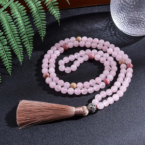 Japamala Quartzo Rosa, 108 Contas, Meditação e Mantras, Atrai Amor, Cura Interior, Japamala com Pulseira de Brinde, Energia Positiva, Harmonia Espiritual, Presente Significativo, Quartzo Rosa para Amor, Ferramenta de Meditação, Cordão de Contas, Acessório Espiritual, Beleza e Propósito, Quartzo Rosa e Chakra do Coração, Energia Vibrante, Proteção Espiritual, Prática Espiritual Diária, Aura de Tranquilidade, Estilo e Espiritualidade.