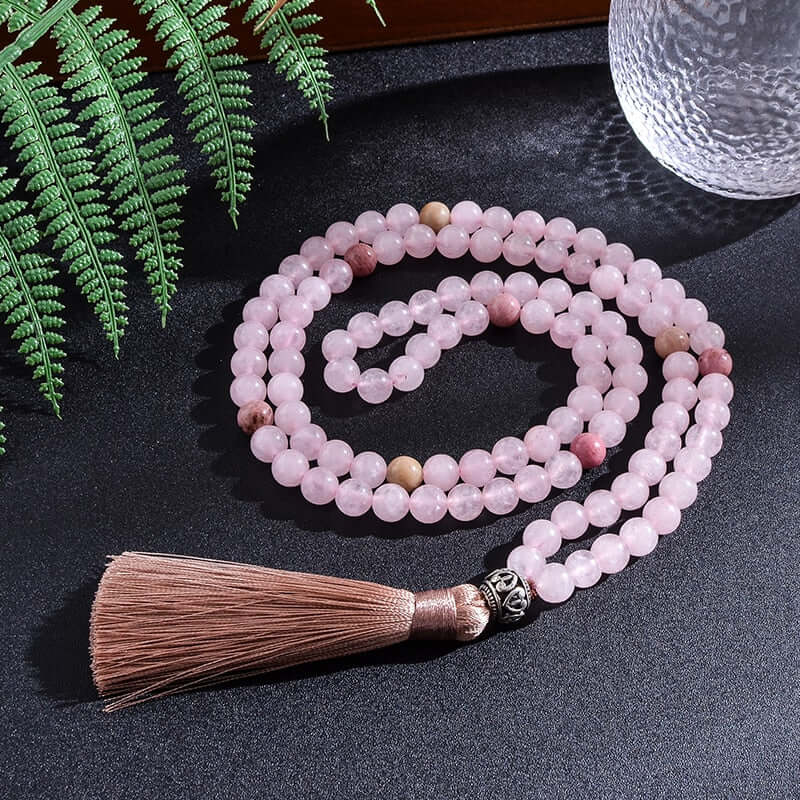 Japamala Quartzo Rosa, 108 Contas, Meditação e Mantras, Atrai Amor, Cura Interior, Japamala com Pulseira de Brinde, Energia Positiva, Harmonia Espiritual, Presente Significativo, Quartzo Rosa para Amor, Ferramenta de Meditação, Cordão de Contas, Acessório Espiritual, Beleza e Propósito, Quartzo Rosa e Chakra do Coração, Energia Vibrante, Proteção Espiritual, Prática Espiritual Diária, Aura de Tranquilidade, Estilo e Espiritualidade.