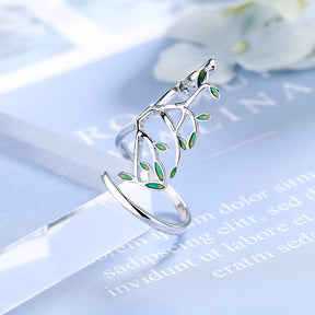  Anel Ajustável Folhas Verdes, Joia em Prata 925, Design Elegante, Anel de Folhas, Acessório Delicado, Beleza Natural, Moda em Prata, Elegância Atemporal, Joia Ajustável, Estilo Versátil, Símbolo da Natureza, Anel Exclusivo, Prata Esterlina de Qualidade, Toque de Frescor, Joia para o Dia a Dia, Presente Encantador, Detalhes em Folhas, Design Único, Anel de Destaque, Estilo Sutil.