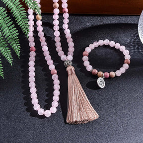 Japamala Quartzo Rosa, 108 Contas, Meditação e Mantras, Atrai Amor, Cura Interior, Japamala com Pulseira de Brinde, Energia Positiva, Harmonia Espiritual, Presente Significativo, Quartzo Rosa para Amor, Ferramenta de Meditação, Cordão de Contas, Acessório Espiritual, Beleza e Propósito, Quartzo Rosa e Chakra do Coração, Energia Vibrante, Proteção Espiritual, Prática Espiritual Diária, Aura de Tranquilidade, Estilo e Espiritualidade.
