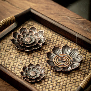 Incensário Flor de Lótus, Suporte para Incenso Zen, Arte Artesanal em Metal, Meditação com Incenso, Design Flor de Lótus, Ambiente Zen em Casa, Elegância e Serenidade, Aromaterapia com Estilo, Momentos de Relaxamento, Peça Decorativa Zen, Estilo Oriental para Casa, Incensário Artesanal, Decoração Espiritual, Harmonia Visual em Metal, Presente Sereno, Design Minimalista, Meditação Diária, Ambiente Tranquilo, Arte Zen em Metal, Criação Exclusiva Floral.