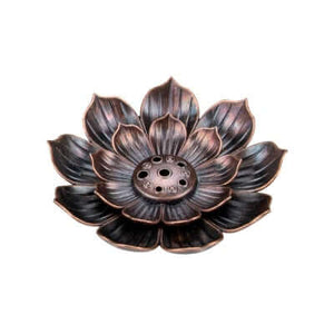 Incensário Flor de Lótus, Suporte para Incenso Zen, Arte Artesanal em Metal, Meditação com Incenso, Design Flor de Lótus, Ambiente Zen em Casa, Elegância e Serenidade, Aromaterapia com Estilo, Momentos de Relaxamento, Peça Decorativa Zen, Estilo Oriental para Casa, Incensário Artesanal, Decoração Espiritual, Harmonia Visual em Metal, Presente Sereno, Design Minimalista, Meditação Diária, Ambiente Tranquilo, Arte Zen em Metal, Criação Exclusiva Floral.