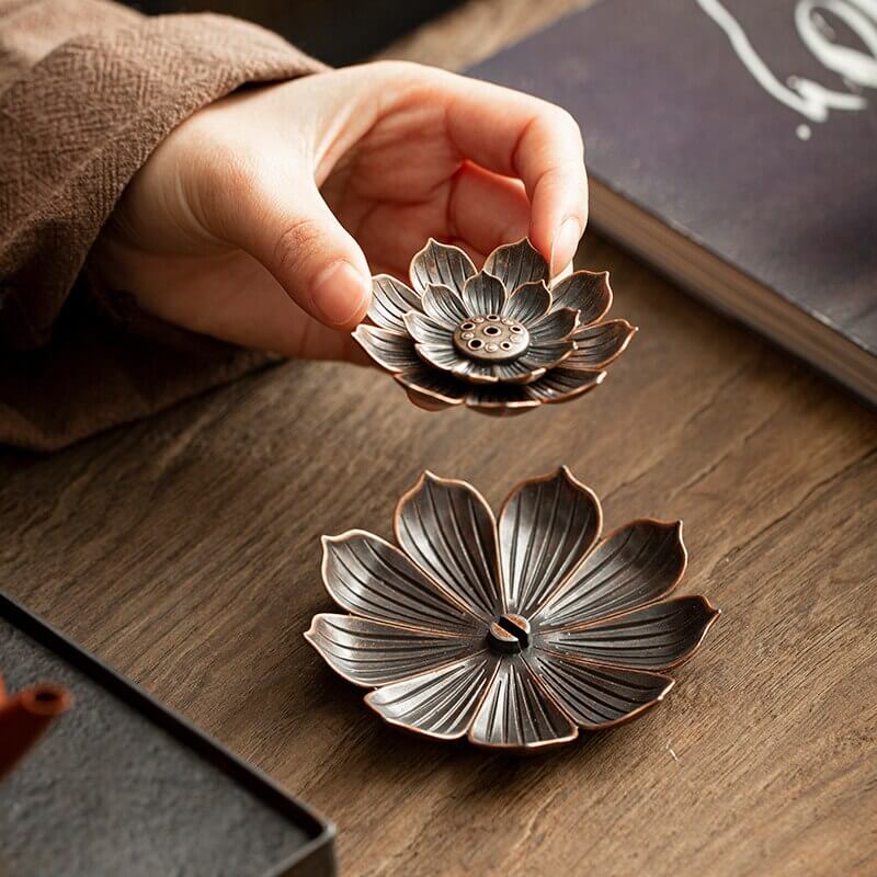 Incensário Flor de Lótus, Suporte para Incenso Zen, Arte Artesanal em Metal, Meditação com Incenso, Design Flor de Lótus, Ambiente Zen em Casa, Elegância e Serenidade, Aromaterapia com Estilo, Momentos de Relaxamento, Peça Decorativa Zen, Estilo Oriental para Casa, Incensário Artesanal, Decoração Espiritual, Harmonia Visual em Metal, Presente Sereno, Design Minimalista, Meditação Diária, Ambiente Tranquilo, Arte Zen em Metal, Criação Exclusiva Floral.