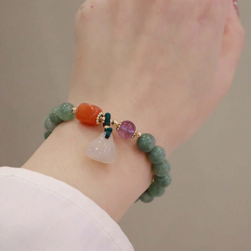 Pulseira Encanto de Jade, Pedras Naturais, Amuleto de Boa Sorte, Energia Positiva, Purificação, Jade Verde, Ametista, Calcedônia, Jade Laranja, Meditação, Proteção Energética, Moda e Espiritualidade, Elegância Natural, Jóia Encantadora, Significado das Pedras, Equilíbrio Interior, Bem-estar, Atração de Prosperidade, Presente Significativo, Moda Consciente