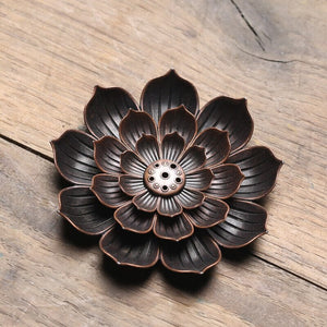 Incensário Flor de Lótus, Suporte para Incenso Zen, Arte Artesanal em Metal, Meditação com Incenso, Design Flor de Lótus, Ambiente Zen em Casa, Elegância e Serenidade, Aromaterapia com Estilo, Momentos de Relaxamento, Peça Decorativa Zen, Estilo Oriental para Casa, Incensário Artesanal, Decoração Espiritual, Harmonia Visual em Metal, Presente Sereno, Design Minimalista, Meditação Diária, Ambiente Tranquilo, Arte Zen em Metal, Criação Exclusiva Floral.