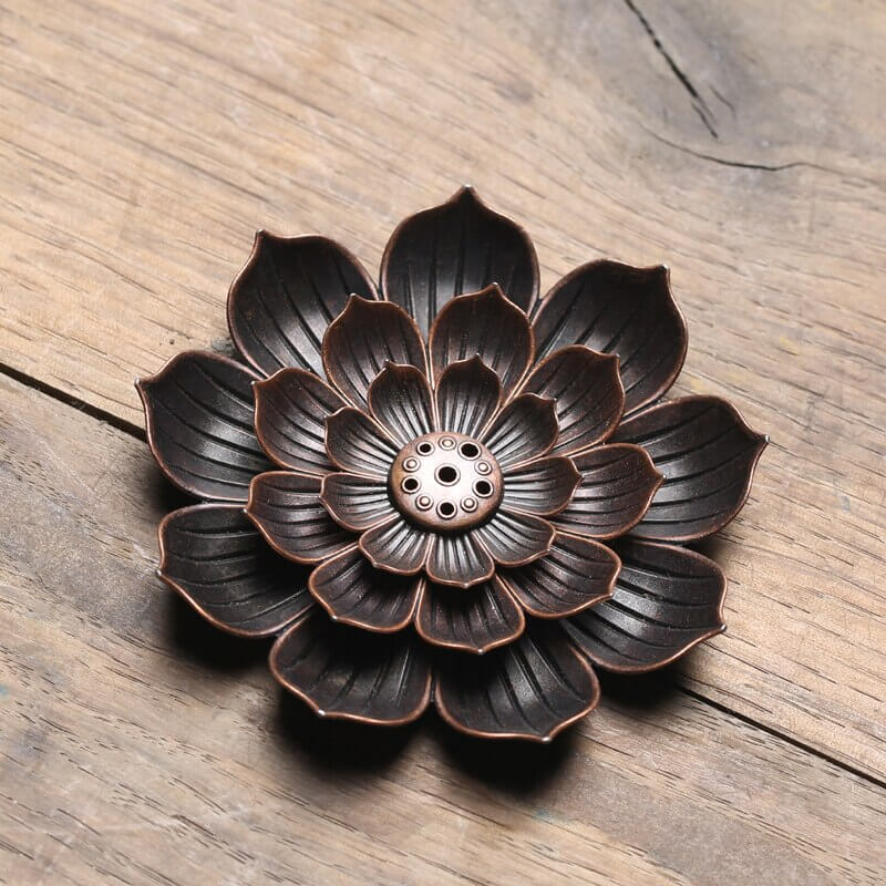 Incensário Flor de Lótus, Suporte para Incenso Zen, Arte Artesanal em Metal, Meditação com Incenso, Design Flor de Lótus, Ambiente Zen em Casa, Elegância e Serenidade, Aromaterapia com Estilo, Momentos de Relaxamento, Peça Decorativa Zen, Estilo Oriental para Casa, Incensário Artesanal, Decoração Espiritual, Harmonia Visual em Metal, Presente Sereno, Design Minimalista, Meditação Diária, Ambiente Tranquilo, Arte Zen em Metal, Criação Exclusiva Floral.