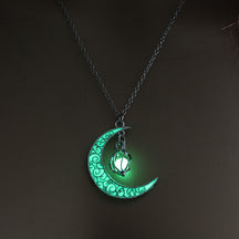  Colar Lua Radiante, Joia Brilha no Escuro, Pingente Luminoso, Colar Transformador, Moda Iluminada, Jóia Lunar, Brilho da Lua, Colar de Prata com Esfera Luminosa, Acessório Místico, Feminino e Inspirador, Significado da Lua, Joia de Renovação, Estilo Encantador, Colar de Crescimento, Magia na Escuridão, Elegância Luminosa, Pingente de Transformação, Acessório Noturno, Jóia com Significado Profundo, Brilho da Esperança, Colar Lunar Exclusivo