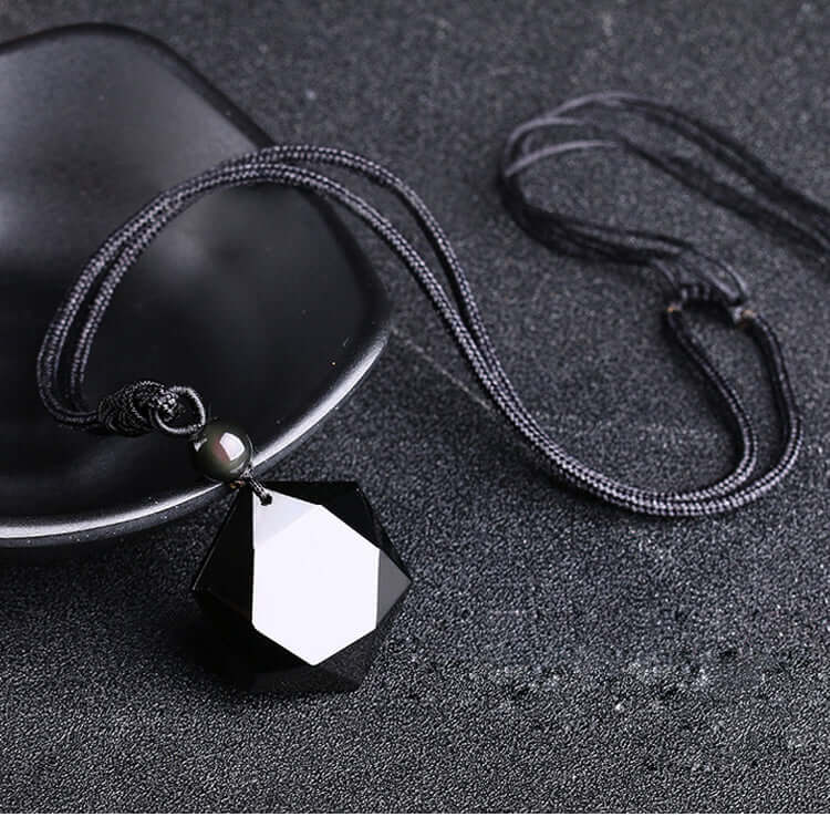  Obsidiana Negra, Colar Hexagonal, Proteção Energética, Amuleto Místico, Jóia Artesanal, Acessório Esotérico, Elegância Protetora, Energia Positiva, Pedra Natural, Barreira contra Inveja, Estilo Hexágono, Escudo Energético, Beleza Hipnotizante, Verdade Revelada, Amuleto contra Energias Negativas, Obsidiana Negra Artesanal, Colar de Proteção, Pureza e Renovação, Design Único, Efeito Hexagonal, Acessório Terapêutico.