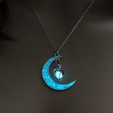  Colar Lua Radiante, Joia Brilha no Escuro, Pingente Luminoso, Colar Transformador, Moda Iluminada, Jóia Lunar, Brilho da Lua, Colar de Prata com Esfera Luminosa, Acessório Místico, Feminino e Inspirador, Significado da Lua, Joia de Renovação, Estilo Encantador, Colar de Crescimento, Magia na Escuridão, Elegância Luminosa, Pingente de Transformação, Acessório Noturno, Jóia com Significado Profundo, Brilho da Esperança, Colar Lunar Exclusivo
