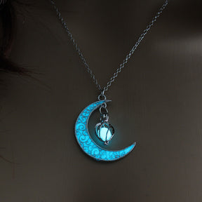  Colar Lua Radiante, Joia Brilha no Escuro, Pingente Luminoso, Colar Transformador, Moda Iluminada, Jóia Lunar, Brilho da Lua, Colar de Prata com Esfera Luminosa, Acessório Místico, Feminino e Inspirador, Significado da Lua, Joia de Renovação, Estilo Encantador, Colar de Crescimento, Magia na Escuridão, Elegância Luminosa, Pingente de Transformação, Acessório Noturno, Jóia com Significado Profundo, Brilho da Esperança, Colar Lunar Exclusivo