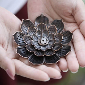 Incensário Flor de Lótus, Suporte para Incenso Zen, Arte Artesanal em Metal, Meditação com Incenso, Design Flor de Lótus, Ambiente Zen em Casa, Elegância e Serenidade, Aromaterapia com Estilo, Momentos de Relaxamento, Peça Decorativa Zen, Estilo Oriental para Casa, Incensário Artesanal, Decoração Espiritual, Harmonia Visual em Metal, Presente Sereno, Design Minimalista, Meditação Diária, Ambiente Tranquilo, Arte Zen em Metal, Criação Exclusiva Floral.