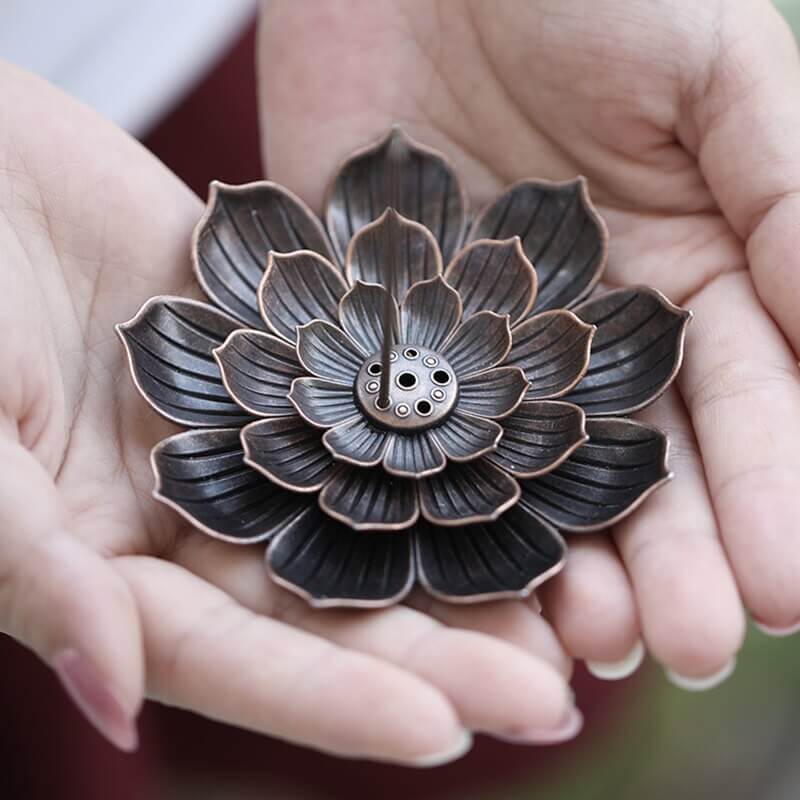 Incensário Flor de Lótus, Suporte para Incenso Zen, Arte Artesanal em Metal, Meditação com Incenso, Design Flor de Lótus, Ambiente Zen em Casa, Elegância e Serenidade, Aromaterapia com Estilo, Momentos de Relaxamento, Peça Decorativa Zen, Estilo Oriental para Casa, Incensário Artesanal, Decoração Espiritual, Harmonia Visual em Metal, Presente Sereno, Design Minimalista, Meditação Diária, Ambiente Tranquilo, Arte Zen em Metal, Criação Exclusiva Floral.