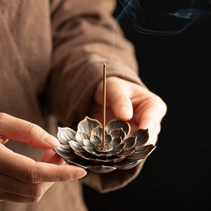 Incensário Flor de Lótus, Suporte para Incenso Zen, Arte Artesanal em Metal, Meditação com Incenso, Design Flor de Lótus, Ambiente Zen em Casa, Elegância e Serenidade, Aromaterapia com Estilo, Momentos de Relaxamento, Peça Decorativa Zen, Estilo Oriental para Casa, Incensário Artesanal, Decoração Espiritual, Harmonia Visual em Metal, Presente Sereno, Design Minimalista, Meditação Diária, Ambiente Tranquilo, Arte Zen em Metal, Criação Exclusiva Floral.