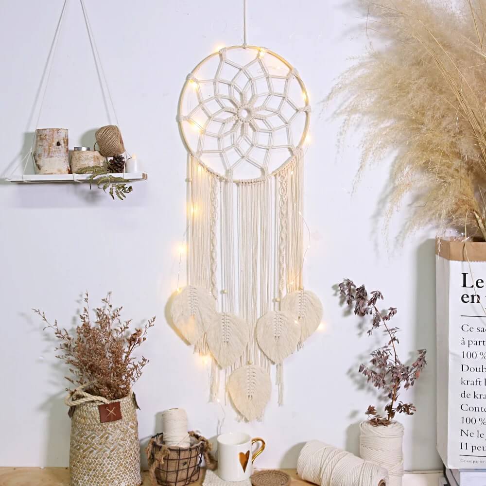 Filtro dos Sonhos Macramê, Decoração Boho Chic, Arte Macramê Artesanal, Talismã para Bons Sonhos, Decoração de Parede Única, Estilo Bohemian, Artesanato em Macramê, Rede Protetora para Pesadelos, Casa com Estilo Boho, Pendurável perto da Janela, Peça de Decoração Versátil, Significado Tradicional, Macramê Elegante, Design Único, Ambiente Aconchegante, Quarto Boho, Decoração para Eventos Especiais, Encanto Artesanal, Filtro dos Sonhos para Boas Energias, Estética Contemporânea com Toque Tradicional.