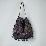 Bolsa de Franjas, Harmonia Hippie, Acessório Boho, Estilo Casual, Bolsa Feminina, Moda Hippie, Design Único, Algodão de Qualidade, Bolsa de Ombro, Tendência Boho, Estilo Hippie Chic, Franjas Elegantes, Praticidade com Estilo, Bolsa Saco, Presente Exclusivo, Moda Artesanal, Bolsa Versátil, Charme Hippie, Detalhes Diferenciados, Bolsa Boho Feminina.