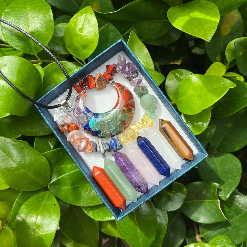 Kit Cura dos Chakras, Pedras Naturais, Cristais de Cura do Chakra, Equilíbrio Energético, Jornada de Bem-Estar, Colar Energizante, Pulseira com Pedras Naturais, Harmonia Interior, Chakras Alinhados, Energia Positiva, Transformação Espiritual, Estilo Holístico, Joias de Cura, Conexão Cósmica, Bem-Estar Espiritual, Elevação de Vibração, Autodescoberta, Energia Vital, Estilo Elegante de Cura, Presente Espiritual, Jóias Terapêuticas.