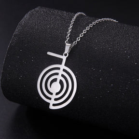  curadoria energética, Reiki, colar espiritual, símbolo Cho Ku Rei, acessório de cura, joia espiritual, energia positiva, equilíbrio espiritual, aço inoxidável, estilo de vida holístico, bem-estar, pingente de cura, colar terapêutico, moda espiritual, rejuvenescimento, harmonia energética, estilo de vida consciente, presente espiritual, prata, dourado