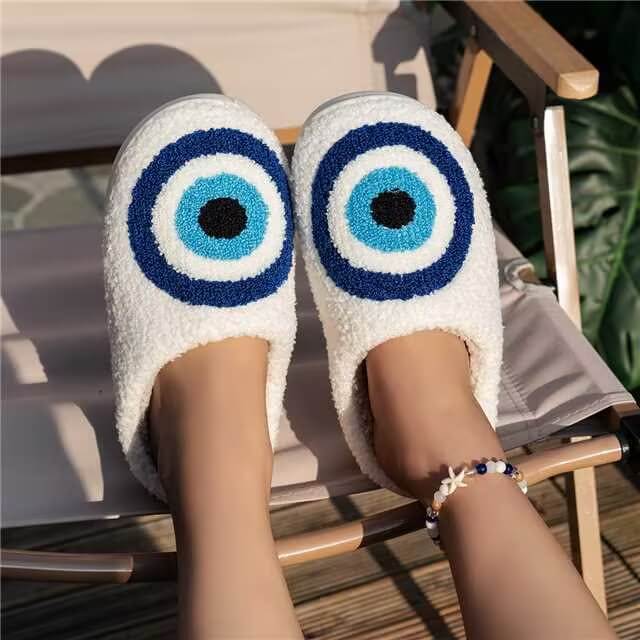 Pantufa Olho Grego, Contra Mau Olhado, Antiderrapante, Proteção para os Pés, Estampa Durável, Design de Desenhos Animados, Sola de Silicone, Tamanho Único, Palmilha Especial, Faixa de Cabeça de Seda, Resina PU de Alta Qualidade, Moda e Conforto, Proteção Energética, Calçado Exclusivo, Estilo Único, Pantufa Unissex, Presente Original, Calçado Terapêutico, Presente de Proteção, Acessório Estiloso.