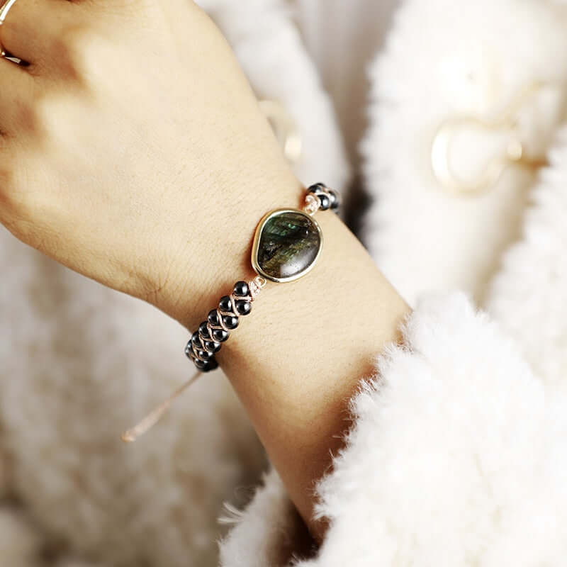 Pulseira de Energia Equilibrada, Labradorita, Hematita, Proteção Diária, Equilíbrio Energético, Pulseira Artesanal, Pedras Naturais, Fortaleça a Intuição, Beleza Única, Charme Diário, Energia Positiva, Criatividade, Estabilidade Emocional, Purificação Ambiental, Feita à Mão, Ajustável, Bem-Estar, Autoconsciência, Sensação Única, Moda Consciente.